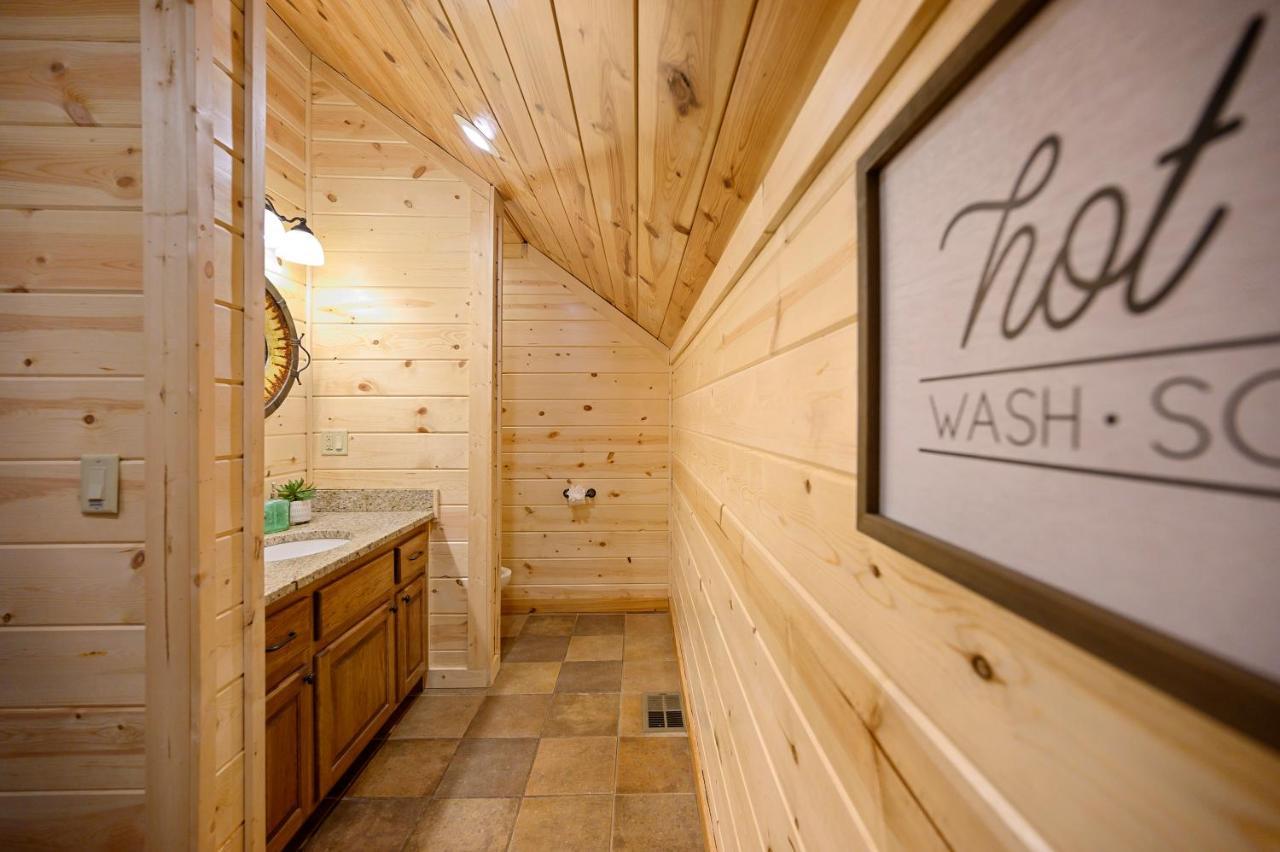 The Eastwood Spacious Retreat With 4 King En-Suites - Hot Tub - Pet-Friendly - Cozy Fire Pit - Prime Location - Multi-Family Broken Bow Exterior foto