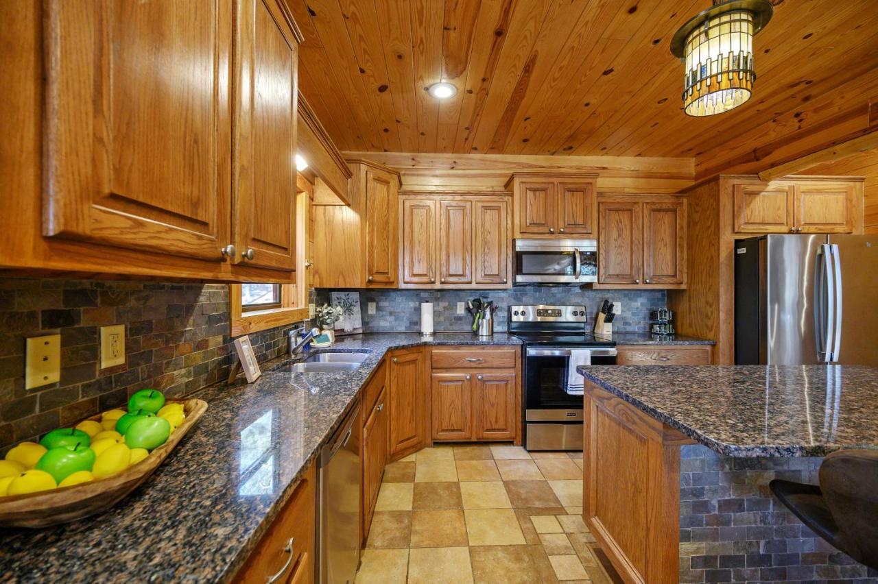 The Eastwood Spacious Retreat With 4 King En-Suites - Hot Tub - Pet-Friendly - Cozy Fire Pit - Prime Location - Multi-Family Broken Bow Exterior foto