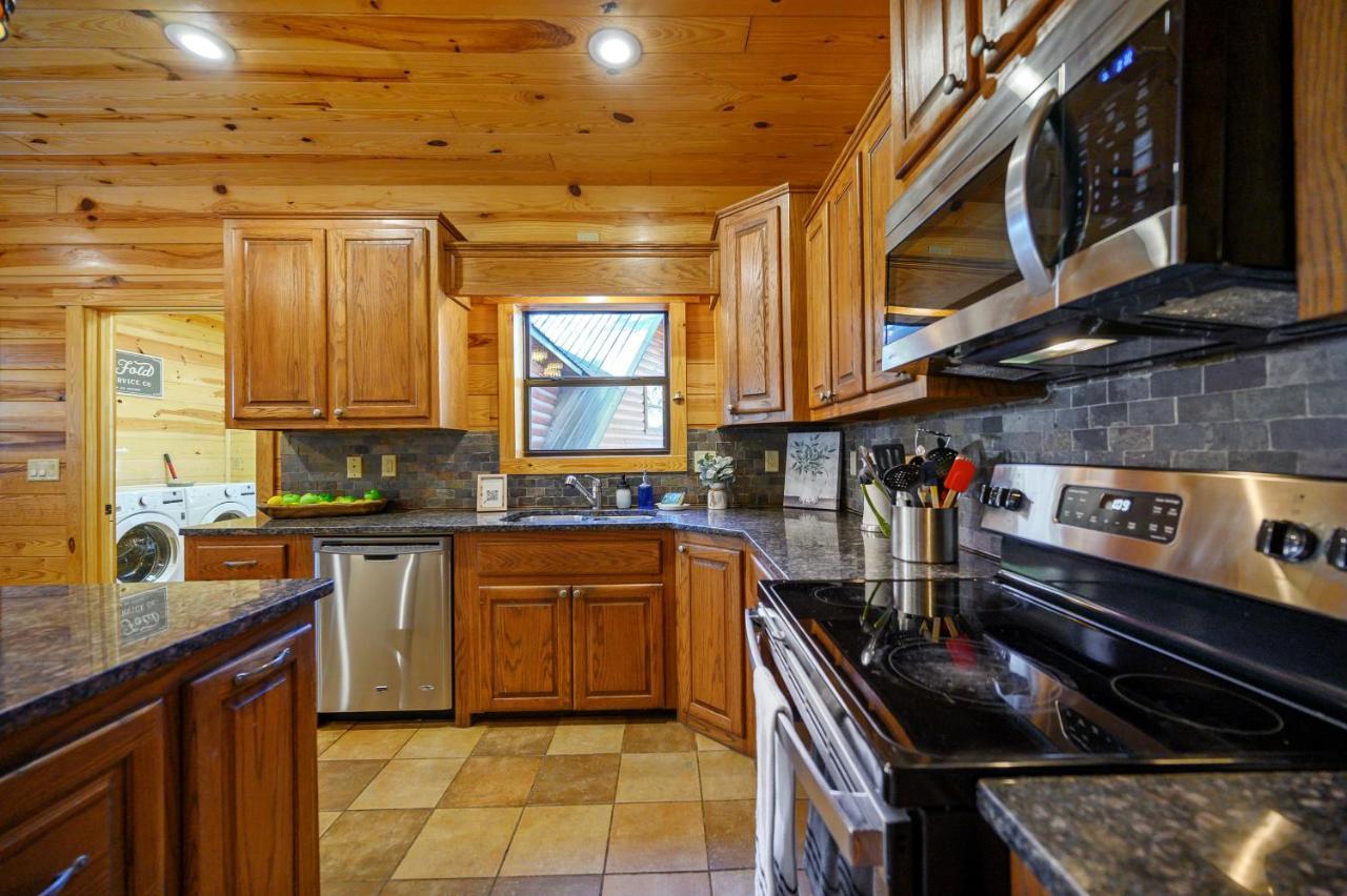 The Eastwood Spacious Retreat With 4 King En-Suites - Hot Tub - Pet-Friendly - Cozy Fire Pit - Prime Location - Multi-Family Broken Bow Exterior foto