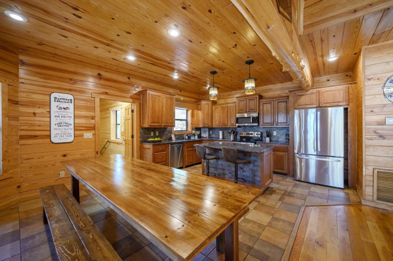 The Eastwood Spacious Retreat With 4 King En-Suites - Hot Tub - Pet-Friendly - Cozy Fire Pit - Prime Location - Multi-Family Broken Bow Exterior foto