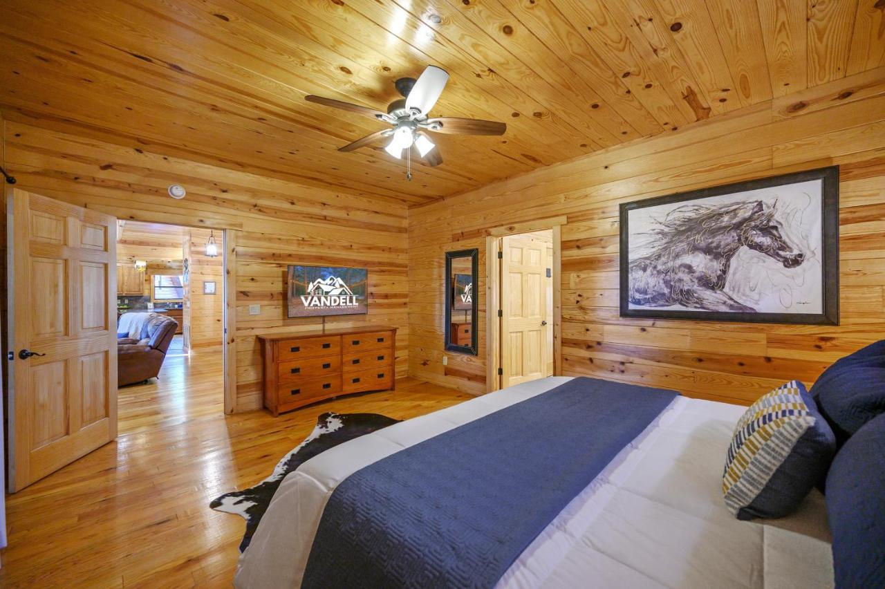 The Eastwood Spacious Retreat With 4 King En-Suites - Hot Tub - Pet-Friendly - Cozy Fire Pit - Prime Location - Multi-Family Broken Bow Exterior foto