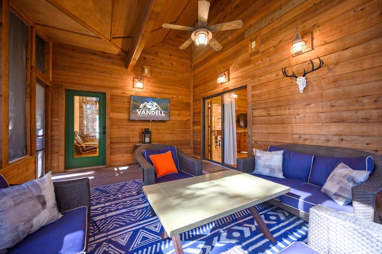 The Eastwood Spacious Retreat With 4 King En-Suites - Hot Tub - Pet-Friendly - Cozy Fire Pit - Prime Location - Multi-Family Broken Bow Exterior foto