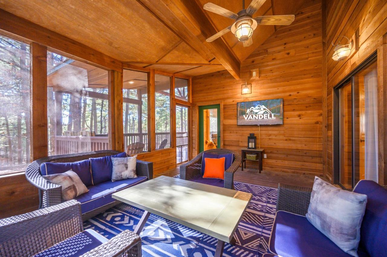 The Eastwood Spacious Retreat With 4 King En-Suites - Hot Tub - Pet-Friendly - Cozy Fire Pit - Prime Location - Multi-Family Broken Bow Exterior foto