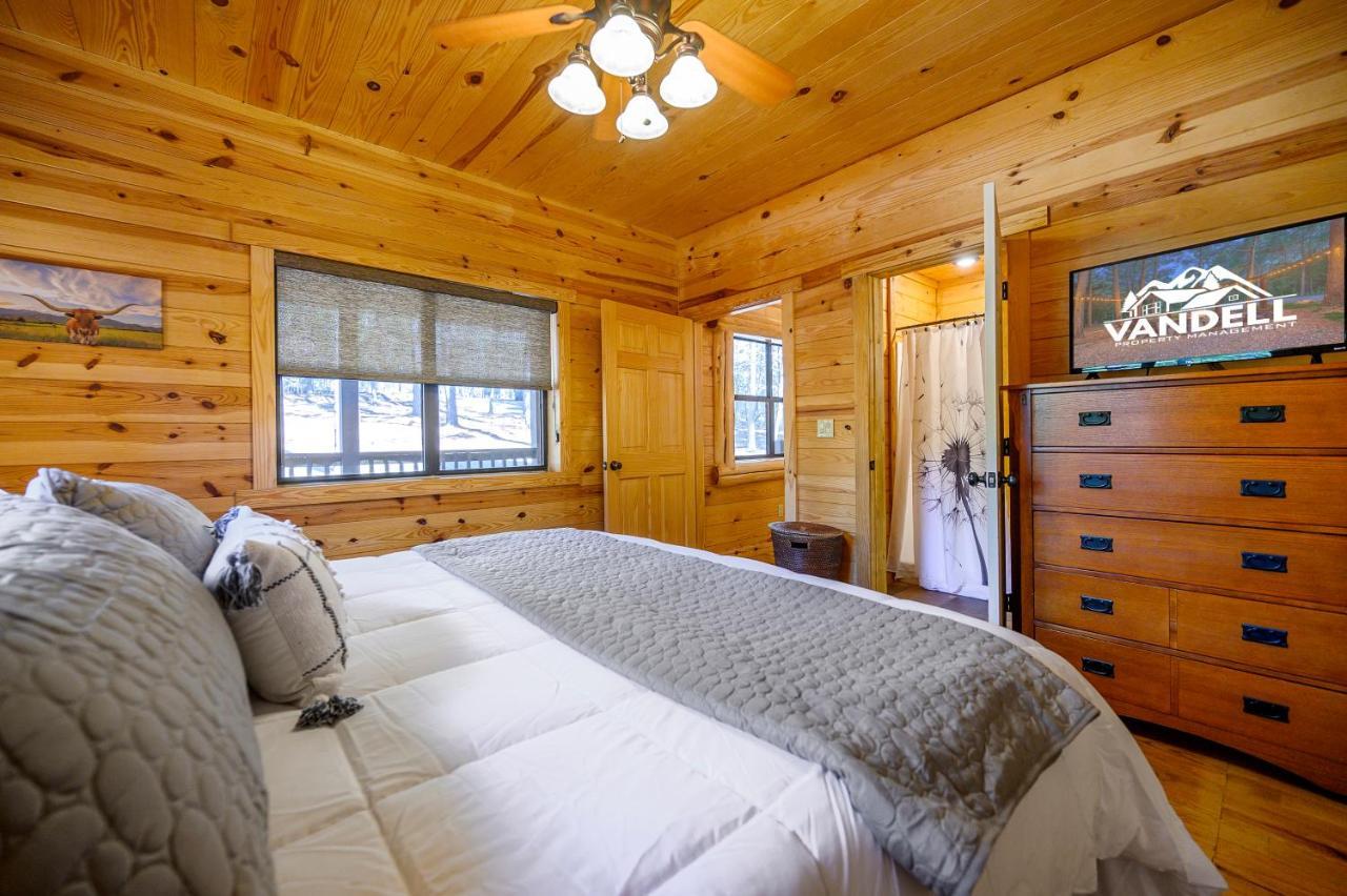 The Eastwood Spacious Retreat With 4 King En-Suites - Hot Tub - Pet-Friendly - Cozy Fire Pit - Prime Location - Multi-Family Broken Bow Exterior foto