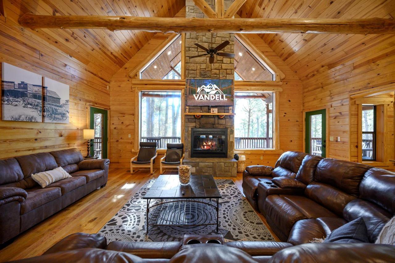 The Eastwood Spacious Retreat With 4 King En-Suites - Hot Tub - Pet-Friendly - Cozy Fire Pit - Prime Location - Multi-Family Broken Bow Exterior foto