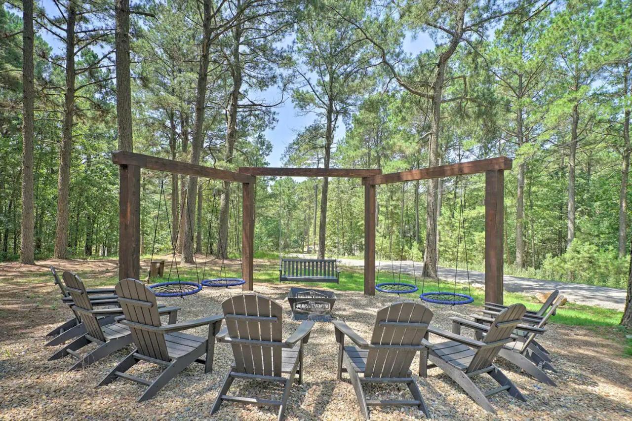 The Eastwood Spacious Retreat With 4 King En-Suites - Hot Tub - Pet-Friendly - Cozy Fire Pit - Prime Location - Multi-Family Broken Bow Exterior foto
