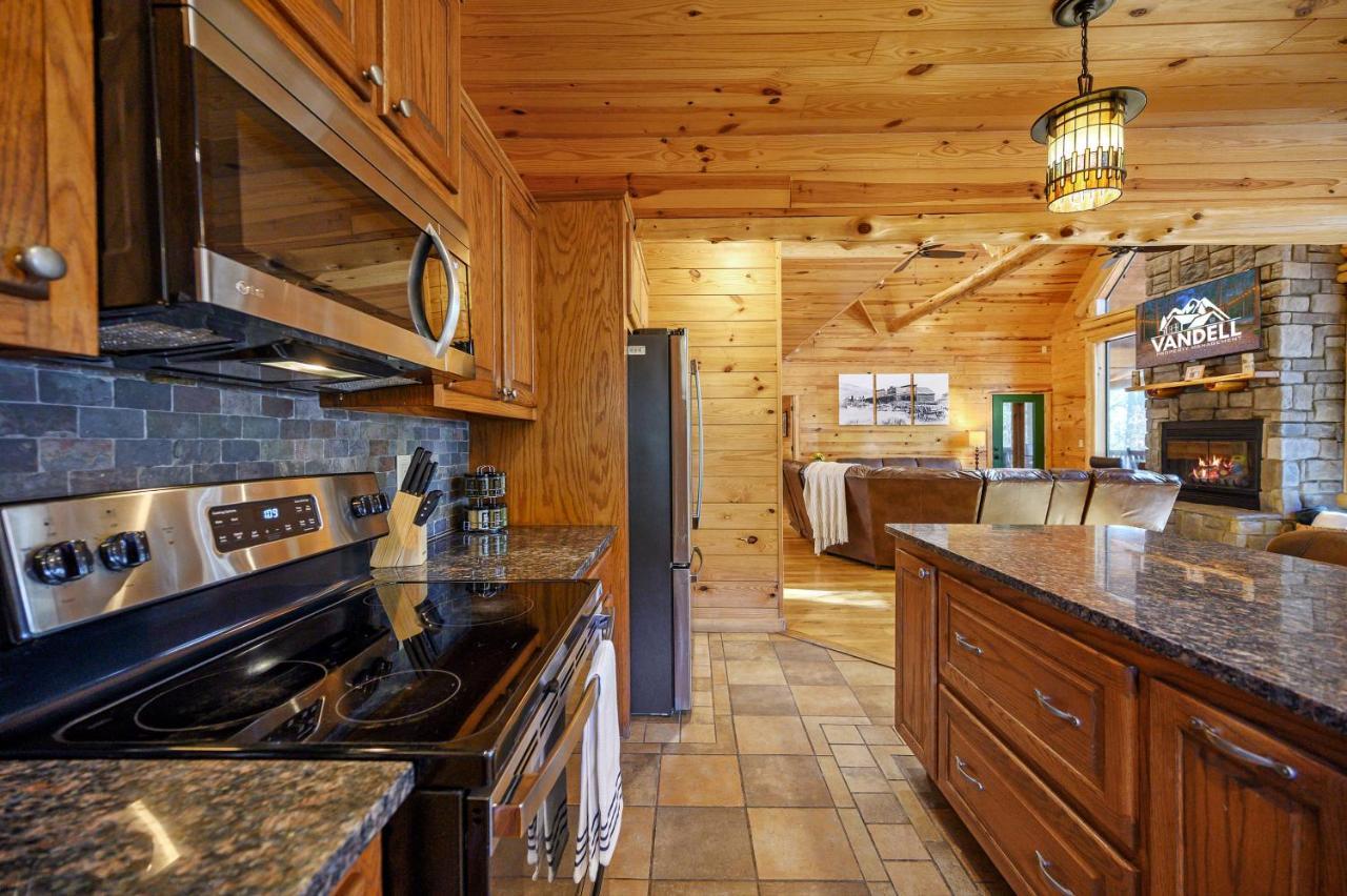 The Eastwood Spacious Retreat With 4 King En-Suites - Hot Tub - Pet-Friendly - Cozy Fire Pit - Prime Location - Multi-Family Broken Bow Exterior foto