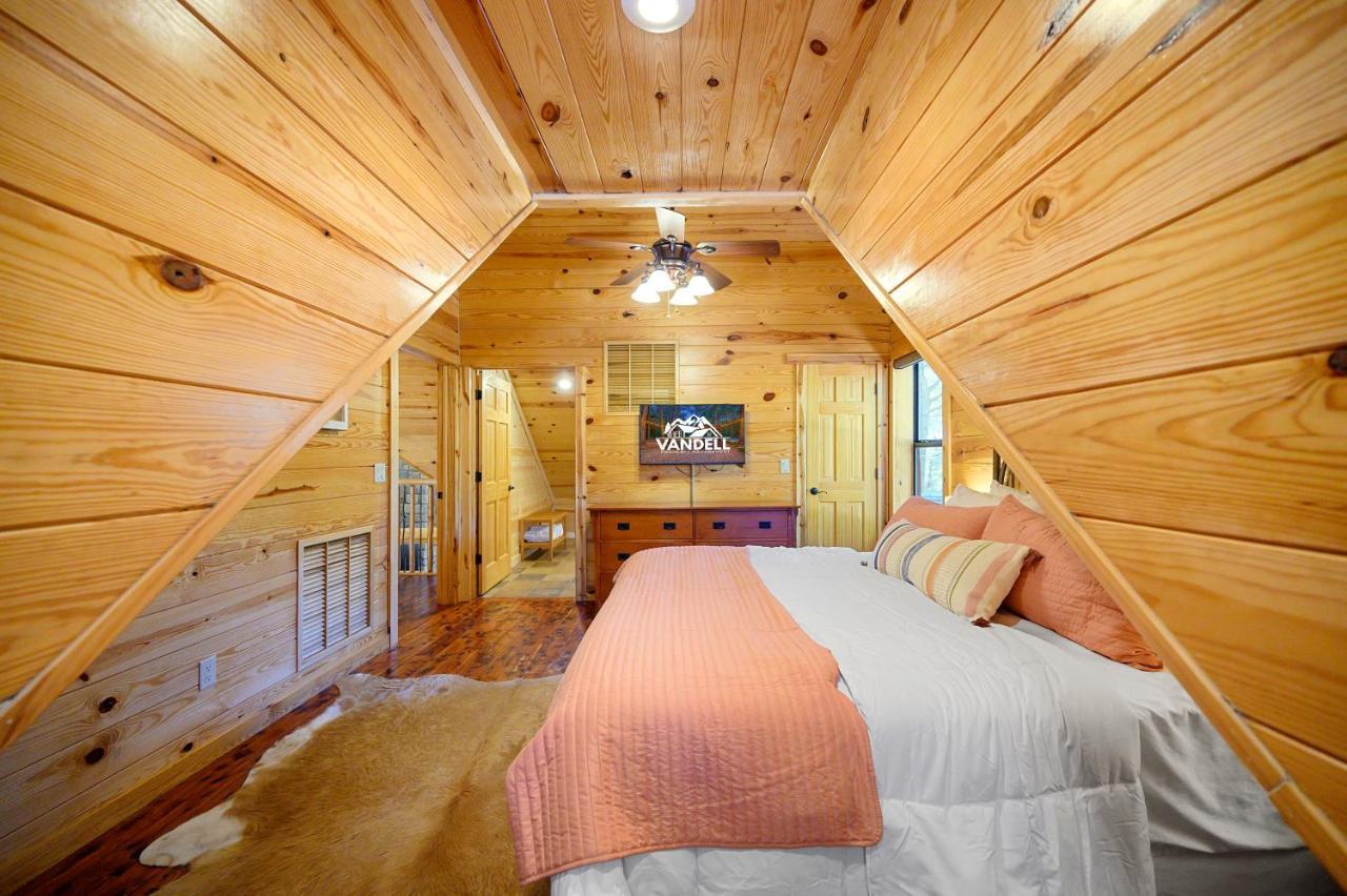 The Eastwood Spacious Retreat With 4 King En-Suites - Hot Tub - Pet-Friendly - Cozy Fire Pit - Prime Location - Multi-Family Broken Bow Exterior foto